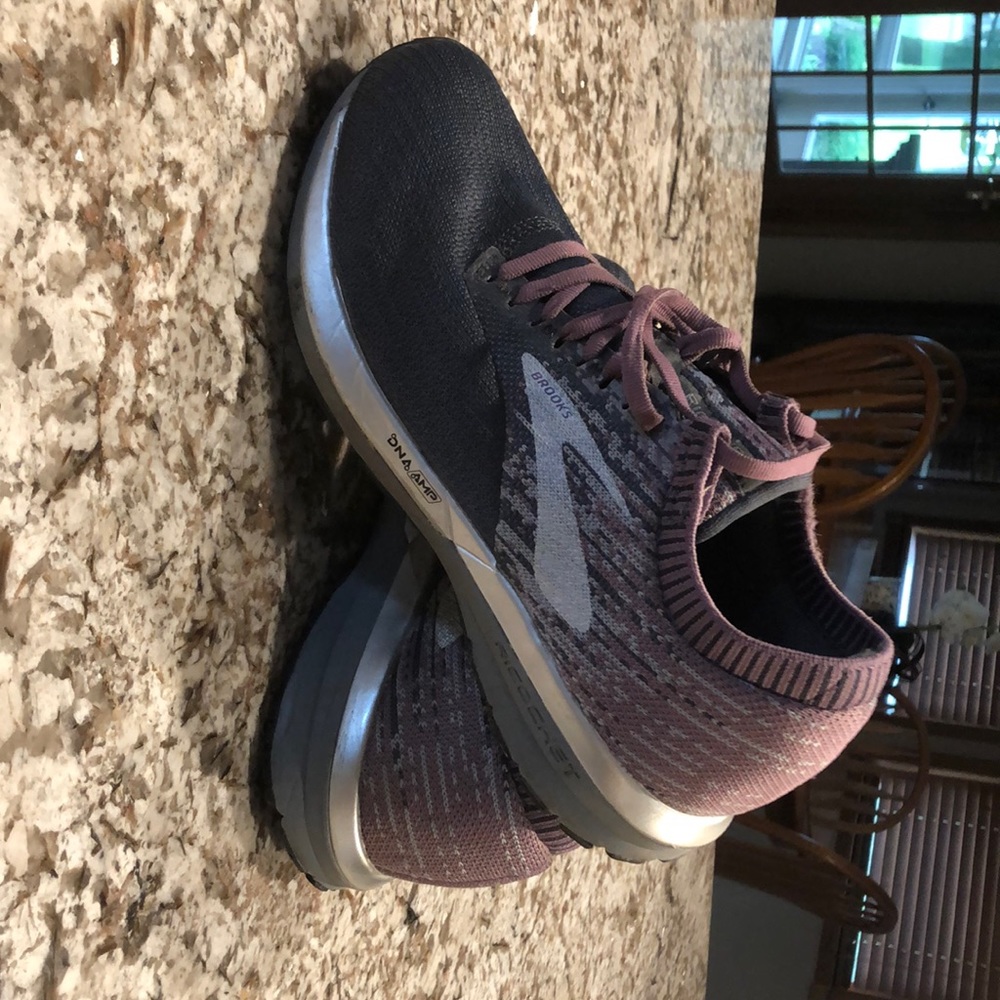 Women Brooks tennis shoes